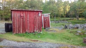 Das Toilettenhäuschen ist rechts zu sehen